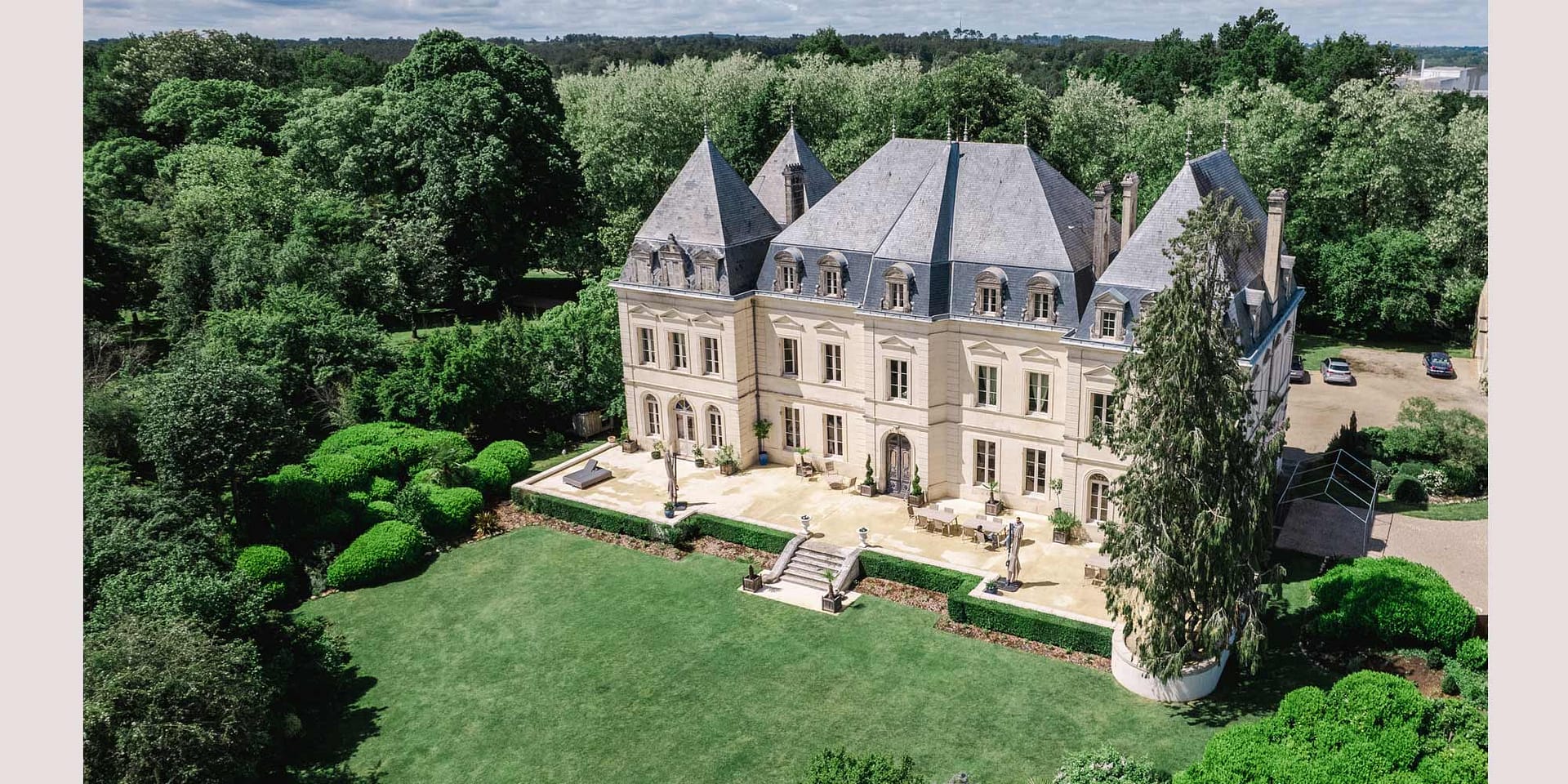 french chateau with wedding planner