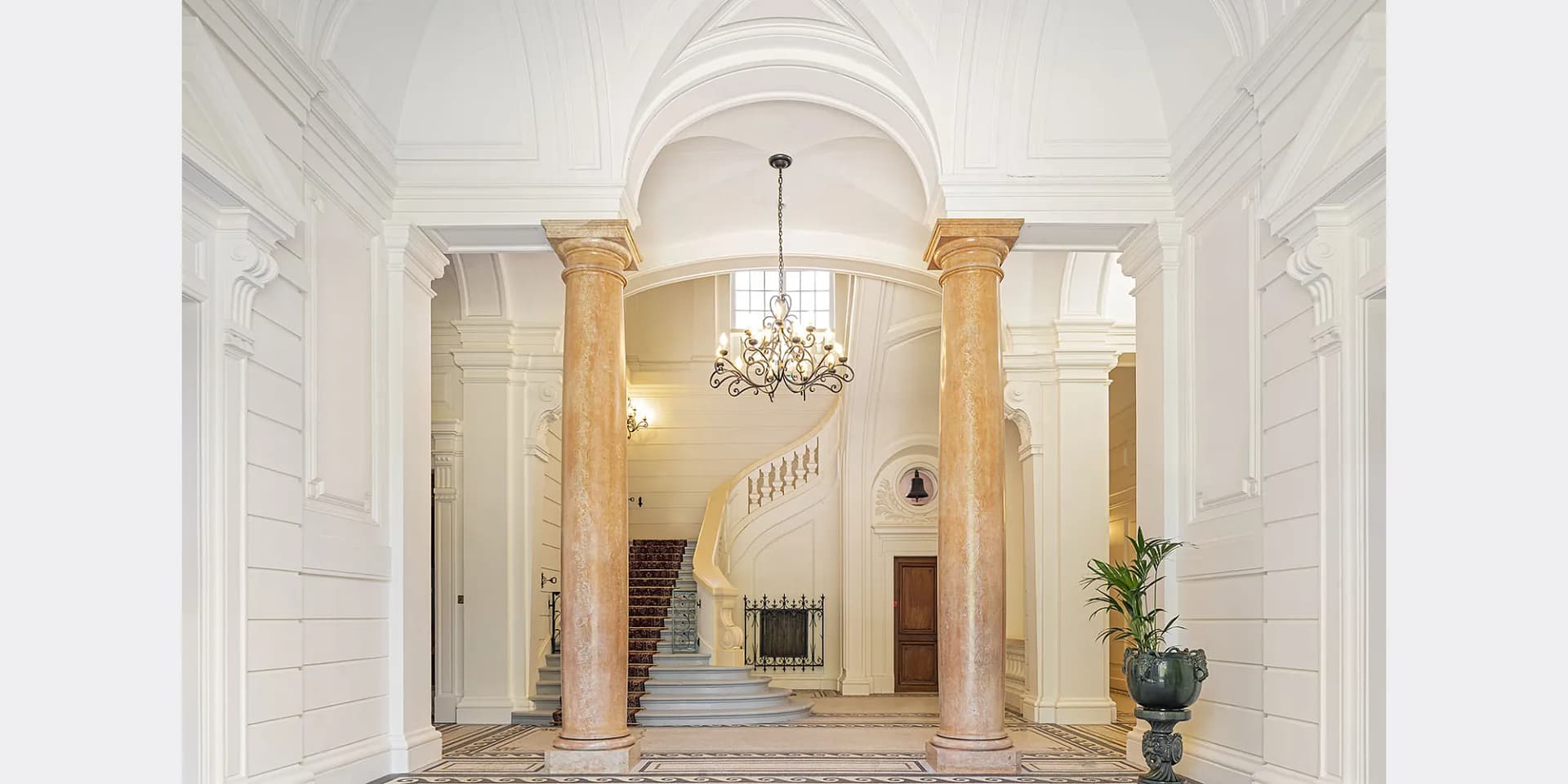 grand chateau near airport france