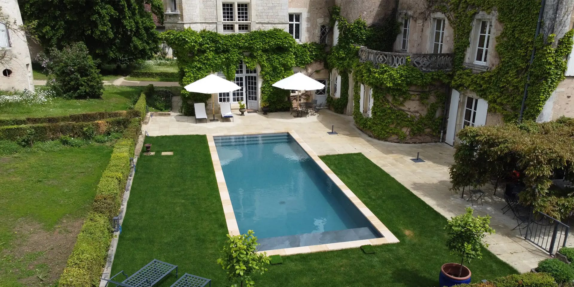 chateau with pool for weddings in france